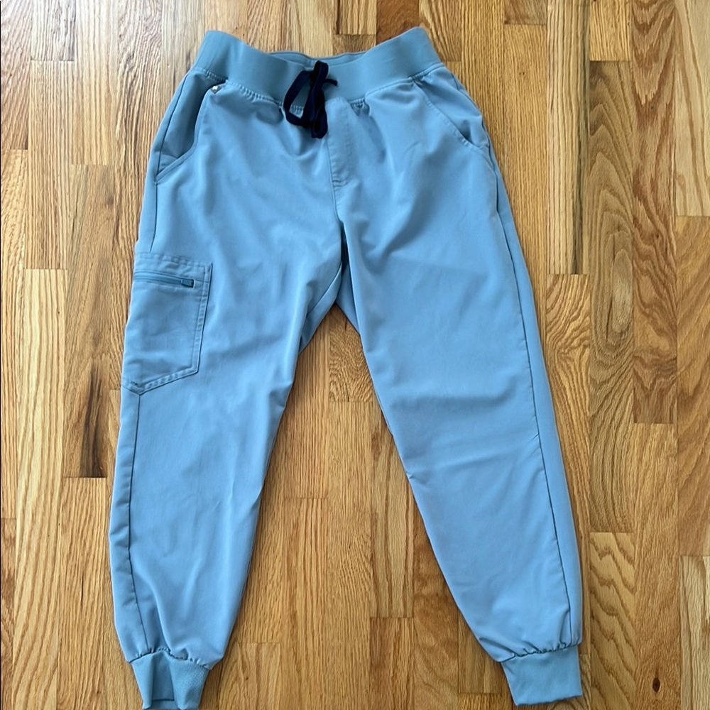 Figs Zamora Joggers
Color: Dusty Blue 💙
Size: small/petite